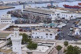 Image du Maroc Professionnelle de  Sur cette vue réalisée du restaurant panoramique de l'hôtel Anfa-Port on découvre au premier plan à gauche la direction (Casablanca district du port) avec son magnifique minaret qui disposait d'une montre solaire sur sa façade nord. En arrière plan "Le port de pêche" de Casablanca, Samedi 11 Avril 2009. (Photo / Abdeljalil Bounhar)

 